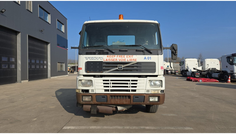 Volvo FM 7 - 290 (60.000 KM ORIGINAL !!! / POMPE MANUELLE / LAMES / GRAND PONT / EX AEROPORT) - Važiuoklės sunkvežimis: foto 2 Volvo FM 7 - 290 (60.000 KM ORIGINAL !!! / POMPE MANUELLE / LAMES / GRAND PONT / EX AEROPORT) - Važiuoklės sunkvežimis: foto 2
