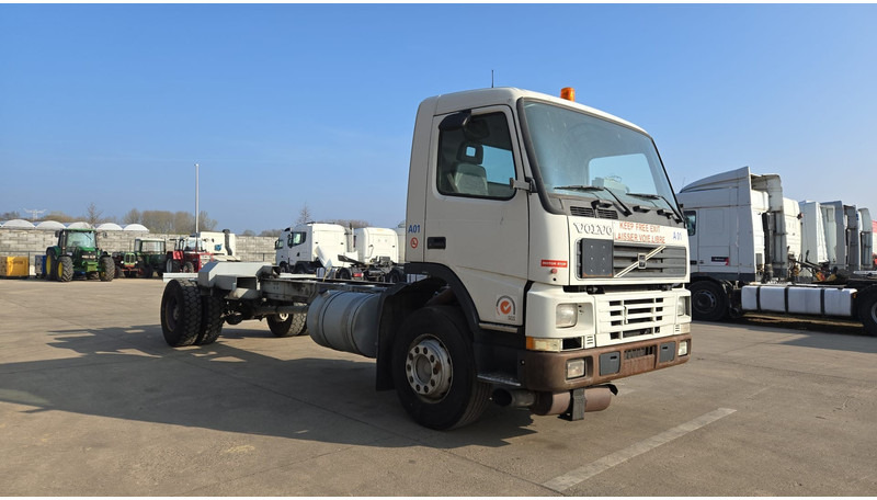 Volvo FM 7 - 290 (60.000 KM ORIGINAL !!! / POMPE MANUELLE / LAMES / GRAND PONT / EX AEROPORT) - Važiuoklės sunkvežimis: foto 4 Volvo FM 7 - 290 (60.000 KM ORIGINAL !!! / POMPE MANUELLE / LAMES / GRAND PONT / EX AEROPORT) - Važiuoklės sunkvežimis: foto 4