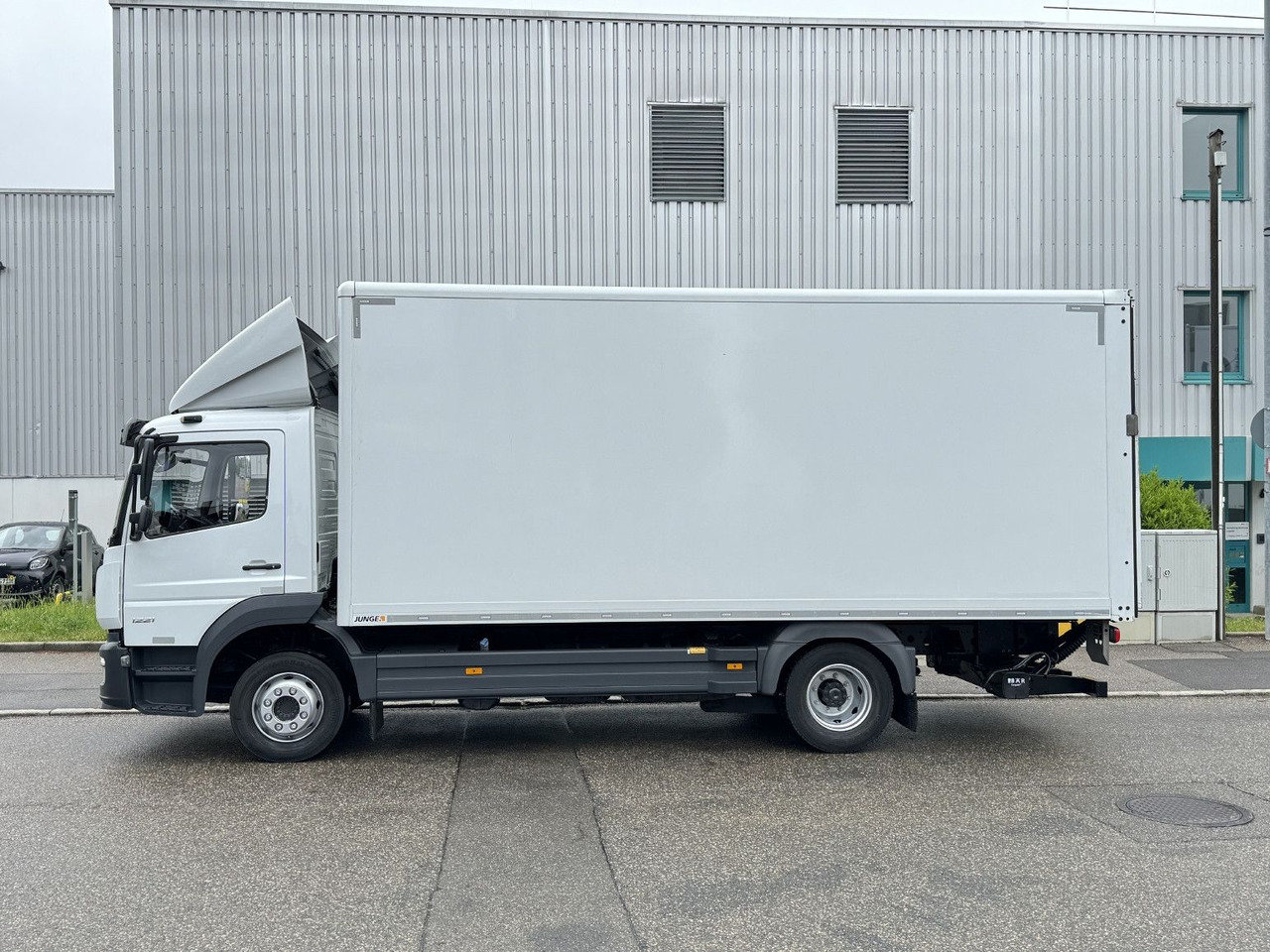 Mercedes-Benz Atego 1221 L Koffer 6,1m LBW AHK Klima TOP - Furgonas sunkvežimis: foto 4 Mercedes-Benz Atego 1221 L Koffer 6,1m LBW AHK Klima TOP - Furgonas sunkvežimis: foto 4