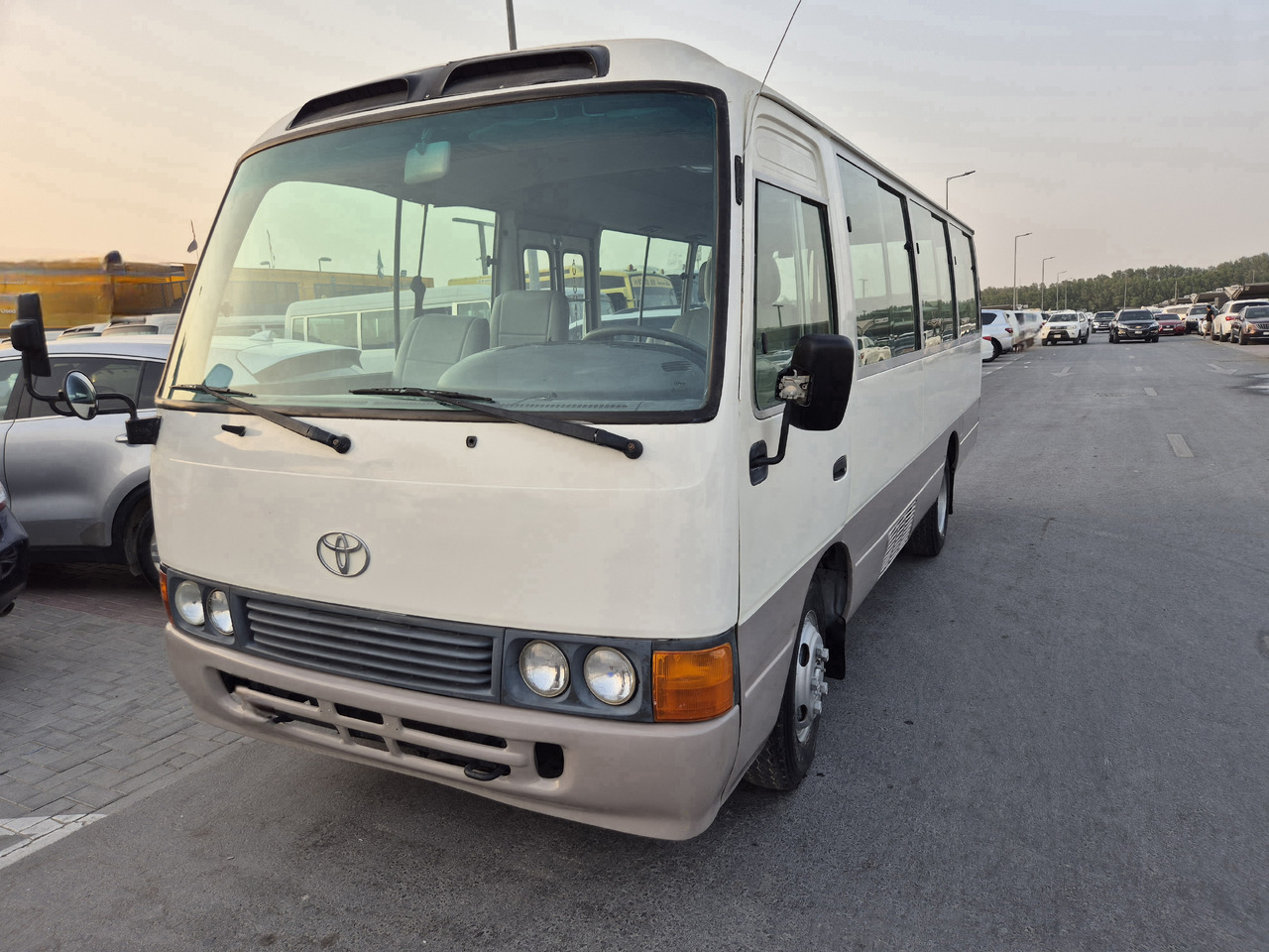 TOYOTA Coaster ... 25 places ...climatisé - Mikroautobusas, Keleivinis furgonas: foto 2 TOYOTA Coaster ... 25 places ...climatisé - Mikroautobusas, Keleivinis furgonas: foto 2