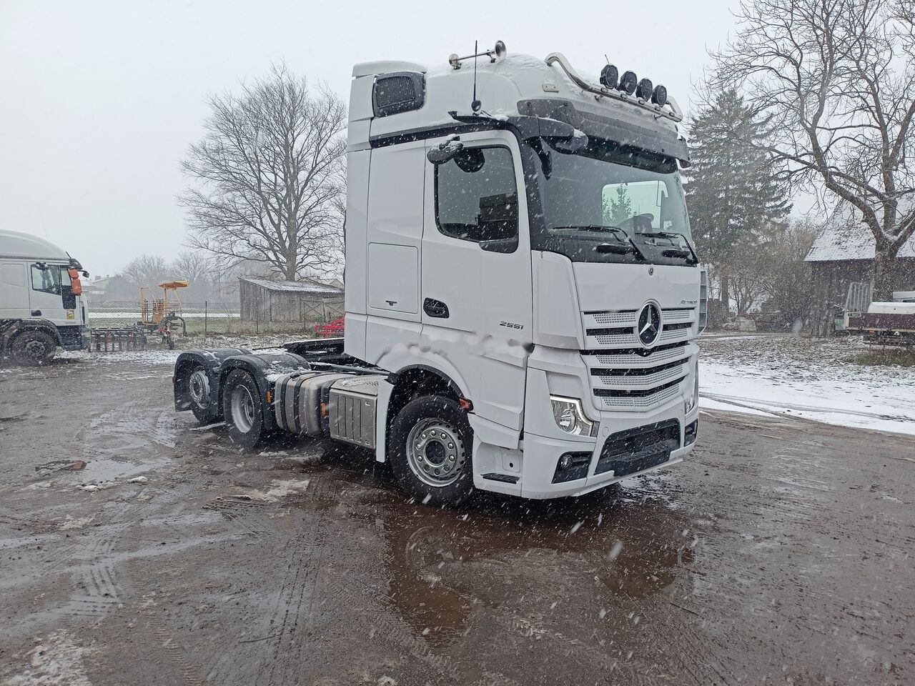 Mercedes-Benz Actros 2551 - Vilkikas: foto 3 Mercedes-Benz Actros 2551 - Vilkikas: foto 3