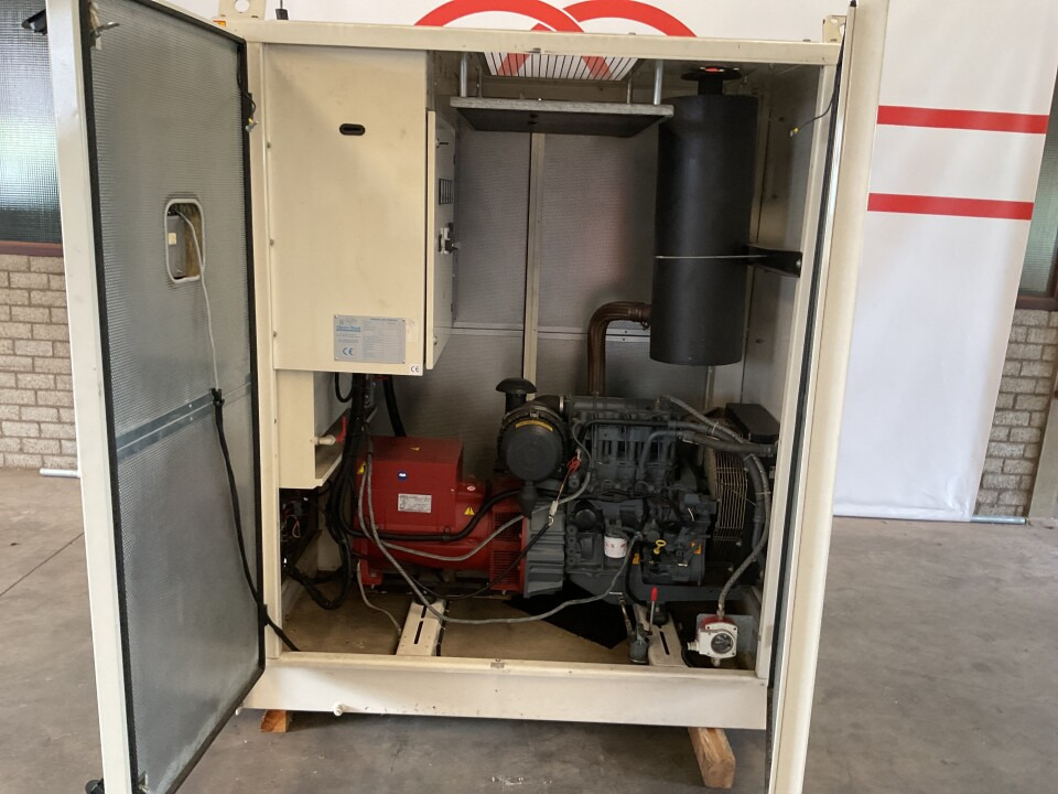 Deytz F3M1011F, 45KVA generator set. Low hours - Elektrinis generatorius: foto 3 Deytz F3M1011F, 45KVA generator set. Low hours - Elektrinis generatorius: foto 3