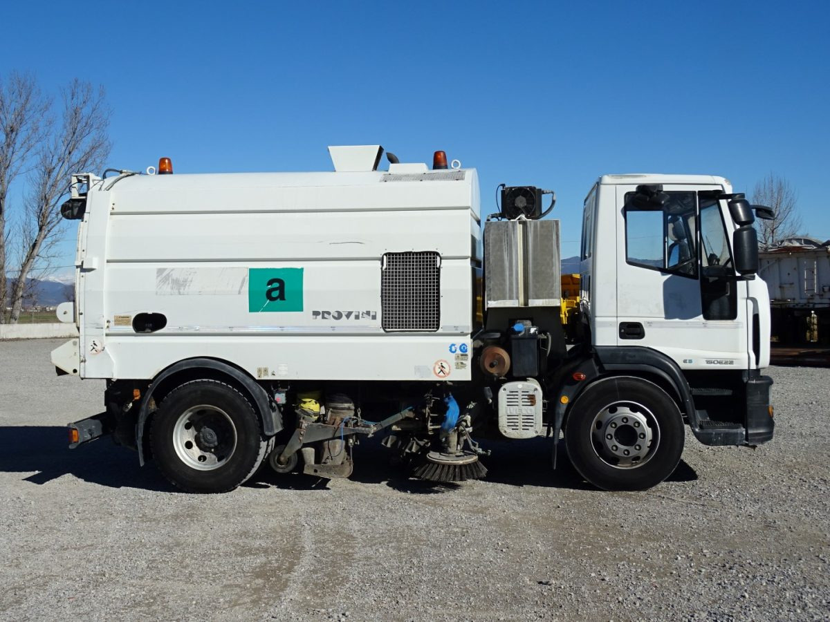 IVECO EUROCARGO 150E22 - Gatvių šlavimo mašina: foto 2 IVECO EUROCARGO 150E22 - Gatvių šlavimo mašina: foto 2