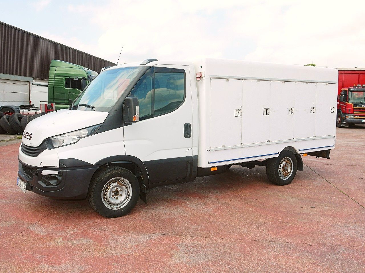 Iveco 35S12 DAILY ISOTHERM KOFFER 5 TURIG / AIRCO - Furgonas šaldytuvas: foto 4 Iveco 35S12 DAILY ISOTHERM KOFFER 5 TURIG / AIRCO - Furgonas šaldytuvas: foto 4