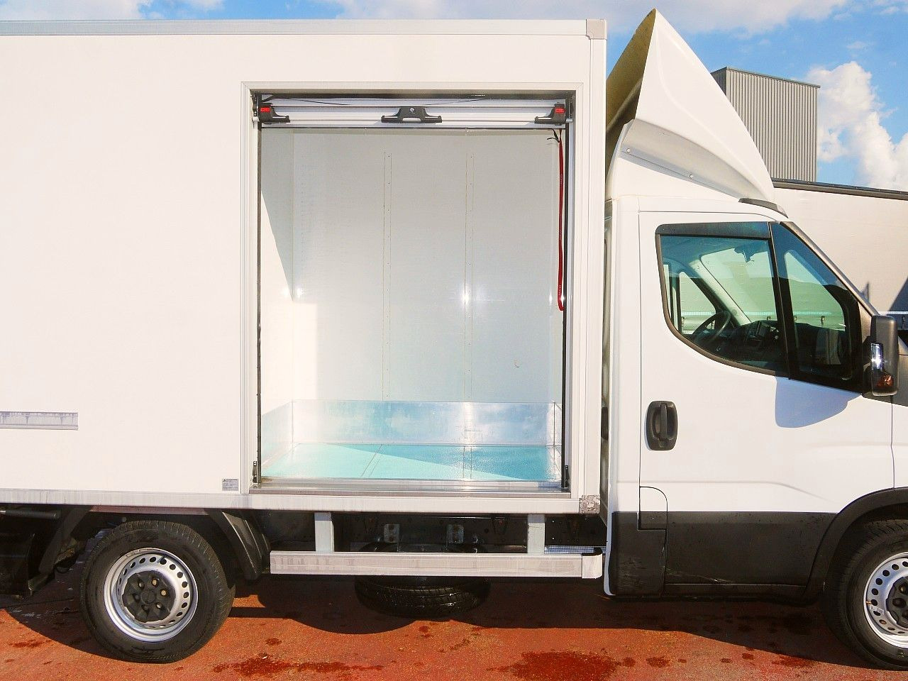 Iveco 35S14 DAILY ISOTHERMKOFFER LADEBORDWAND luft fed - Furgonas šaldytuvas: foto 5 Iveco 35S14 DAILY ISOTHERMKOFFER LADEBORDWAND luft fed - Furgonas šaldytuvas: foto 5