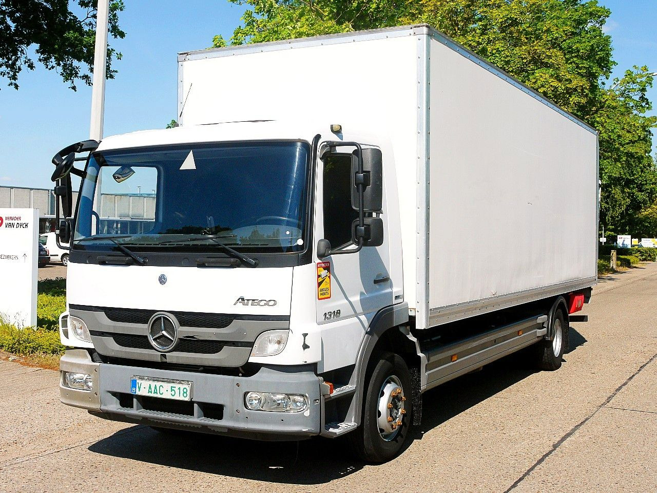 Mercedes-Benz 1318 ATEGO MEUBEL KOFFER LBW MANUAL LUFTFEDERNG - Furgonas sunkvežimis: foto 1 Mercedes-Benz 1318 ATEGO MEUBEL KOFFER LBW MANUAL LUFTFEDERNG - Furgonas sunkvežimis: foto 1