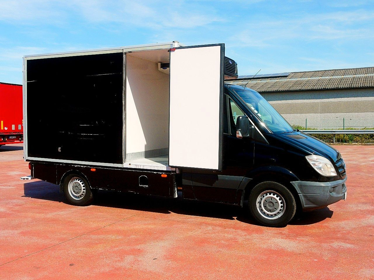 Mercedes-Benz 319 SPRINTER V6 KUHLKOFFER CARRIER PULSOR 600 MT - Furgonas šaldytuvas: foto 3 Mercedes-Benz 319 SPRINTER V6 KUHLKOFFER CARRIER PULSOR 600 MT - Furgonas šaldytuvas: foto 3