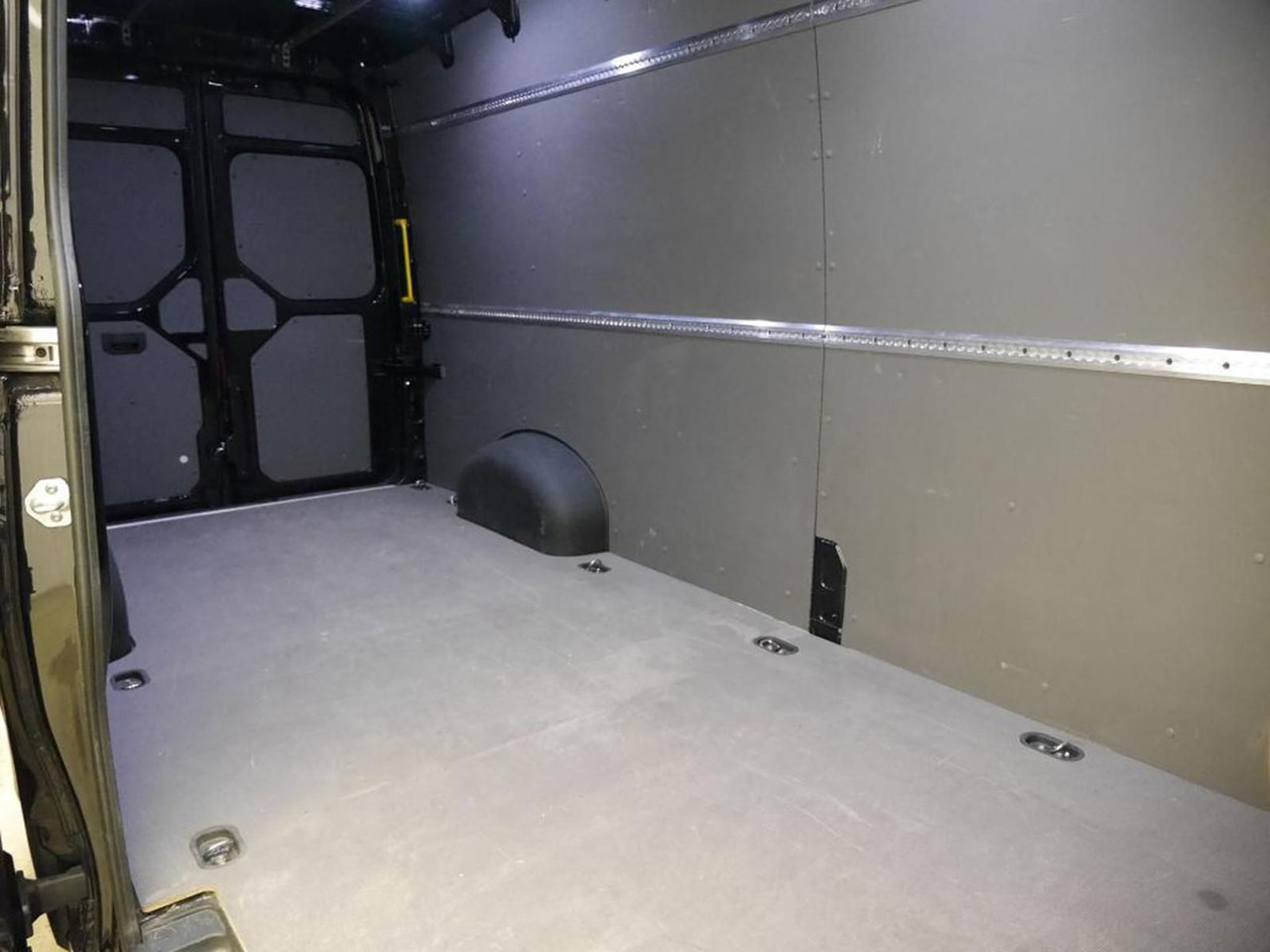 Volkswagen Crafter Kasten 35 L4H3 NAVI DAB PDC KAMERA - Krovininis mikroautobusas: foto 3 Volkswagen Crafter Kasten 35 L4H3 NAVI DAB PDC KAMERA - Krovininis mikroautobusas: foto 3