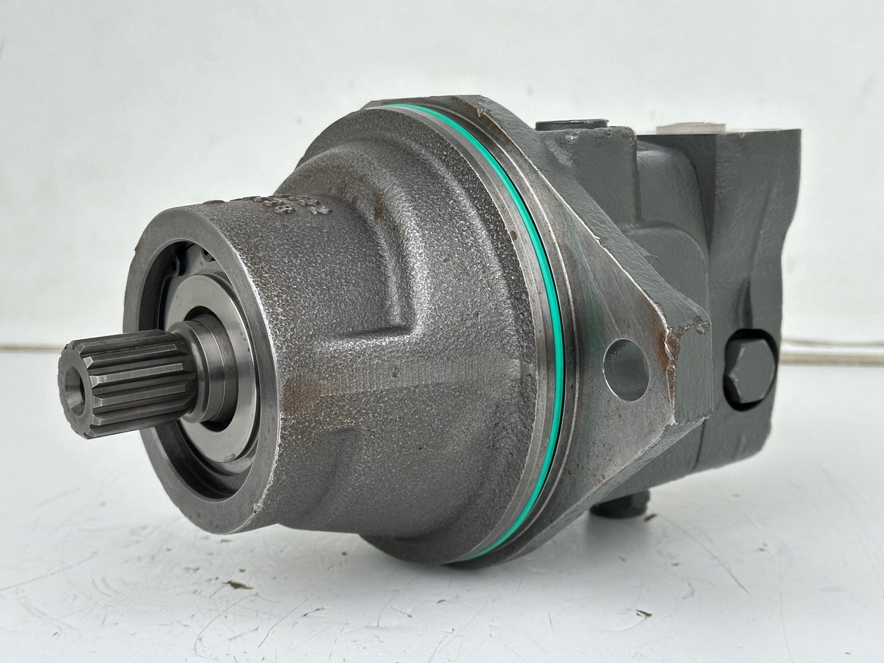 Liebherr Hydraulikeinbaumotor FMF045, ID-Nr.10132702. A924, LH30C, LH30M, LH35M, LH35MT, LH40C, LH40CP, LH40M, LH40MP, LH50CHR, LH50M, LH50MHR, LH50MT. #23.12.01063# - Hidraulinis variklis - Statybinė technika: foto 1 Liebherr Hydraulikeinbaumotor FMF045, ID-Nr.10132702. A924, LH30C, LH30M, LH35M, LH35MT, LH40C, LH40CP, LH40M, LH40MP, LH50CHR, LH50M, LH50MHR, LH50MT. #23.12.01063# - Hidraulinis variklis - Statybinė technika: foto 1