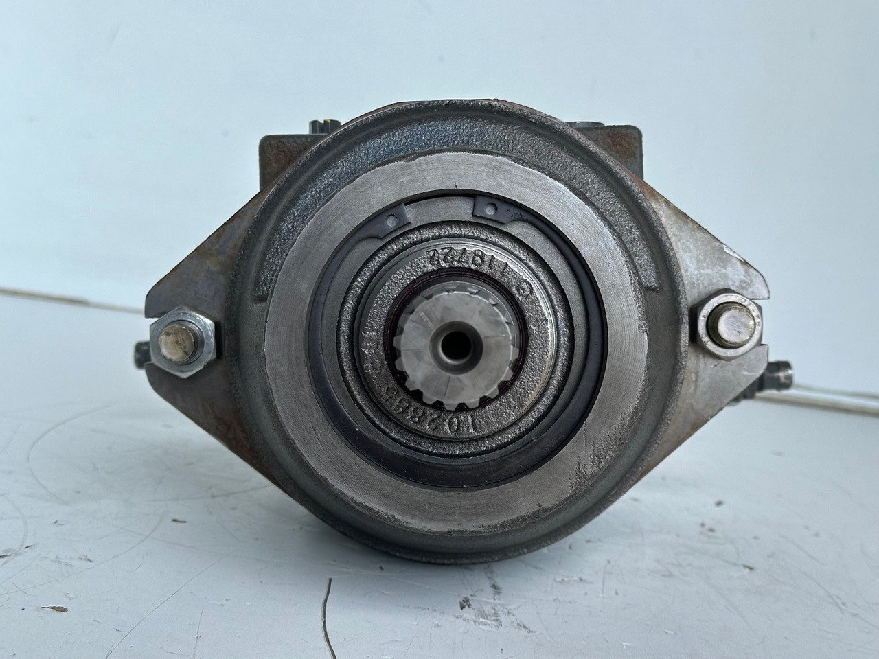 Liebherr Hydraulikeinbaumotor Typ:FMF058, ID-Nr.10122576 - ID-Nr.10145827 - ID-Nr.11371069. LOS1906, P924 COMP , R906, R906 PROTO, R916, R922, R924, R924 COMP, R926 COMP, R926 K LC. #39780# - Hidraulinis variklis - Ekskavatorius: foto 5 Liebherr Hydraulikeinbaumotor Typ:FMF058, ID-Nr.10122576 - ID-Nr.10145827 - ID-Nr.11371069. LOS1906, P924 COMP , R906, R906 PROTO, R916, R922, R924, R924 COMP, R926 COMP, R926 K LC. #39780# - Hidraulinis variklis - Ekskavatorius: foto 5