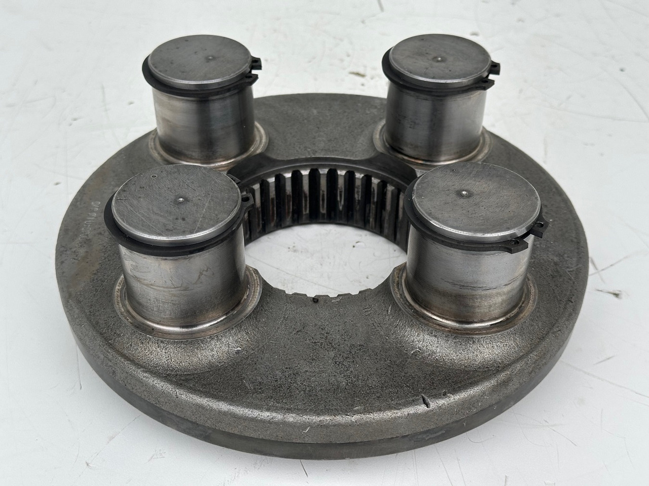 Liebherr Planetenträger ID-Nr.90006540. SAT300/271, SAT300/282, SAT300/288, SAT300/295. LH40, LH50, R936,R950 T, R960 T. #90006540.L6.675# - Posūkio reduktorius - Statybinė technika: foto 1 Liebherr Planetenträger ID-Nr.90006540. SAT300/271, SAT300/282, SAT300/288, SAT300/295. LH40, LH50, R936,R950 T, R960 T. #90006540.L6.675# - Posūkio reduktorius - Statybinė technika: foto 1