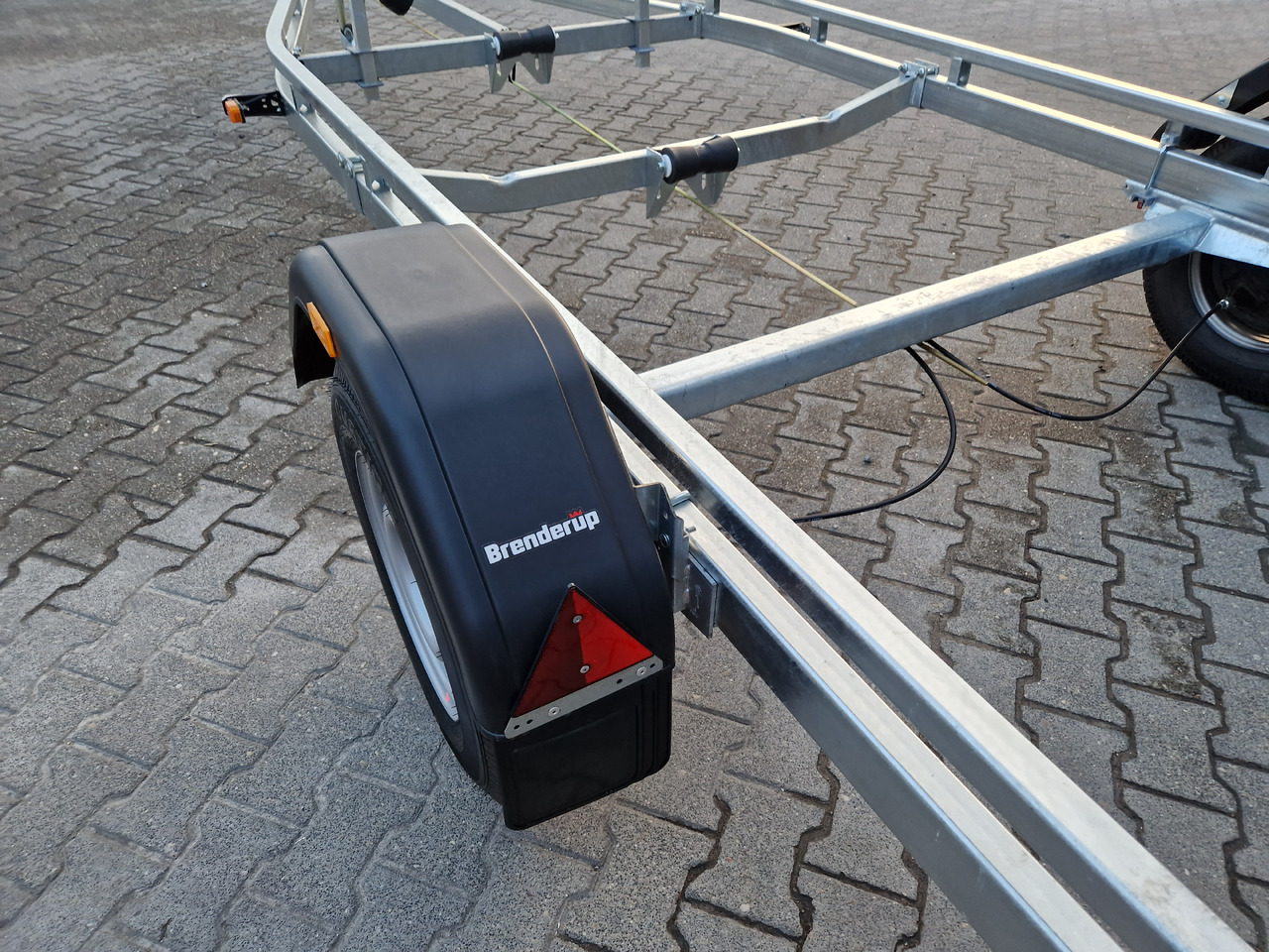 Brenderup Bootstrailer Premium 221800 B SR 1800 Superrollen Winde Boote bis 640cm 1800kg 312267 - Valties priekaba: foto 3 Brenderup Bootstrailer Premium 221800 B SR 1800 Superrollen Winde Boote bis 640cm 1800kg 312267 - Valties priekaba: foto 3