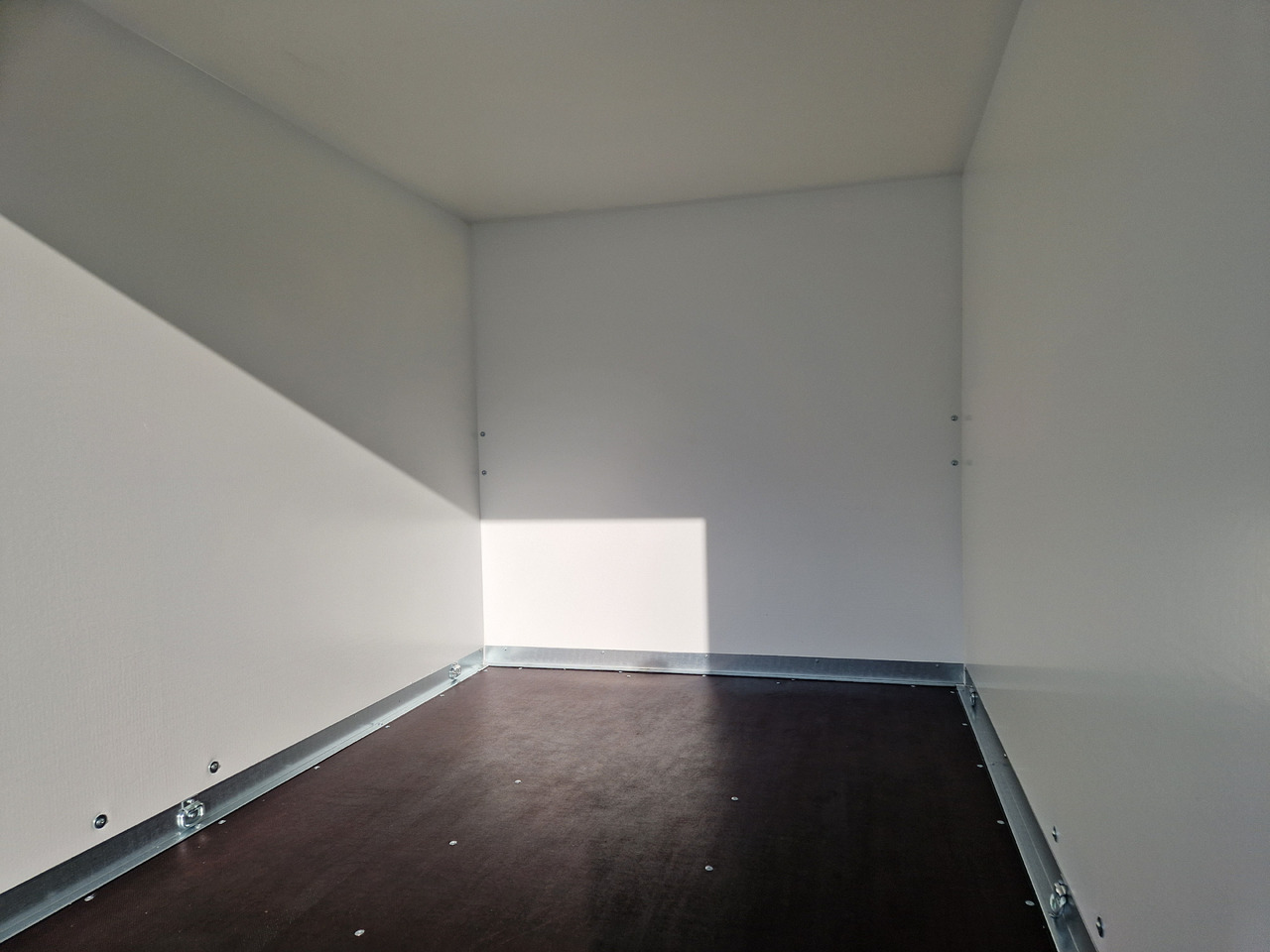 Brenderup Cargo Dynamic CD260 B R 260x153x150cm niedrig Heckrampe Wabenwände (S) 1300kg - Furgonas priekaba: foto 5 Brenderup Cargo Dynamic CD260 B R 260x153x150cm niedrig Heckrampe Wabenwände (S) 1300kg - Furgonas priekaba: foto 5