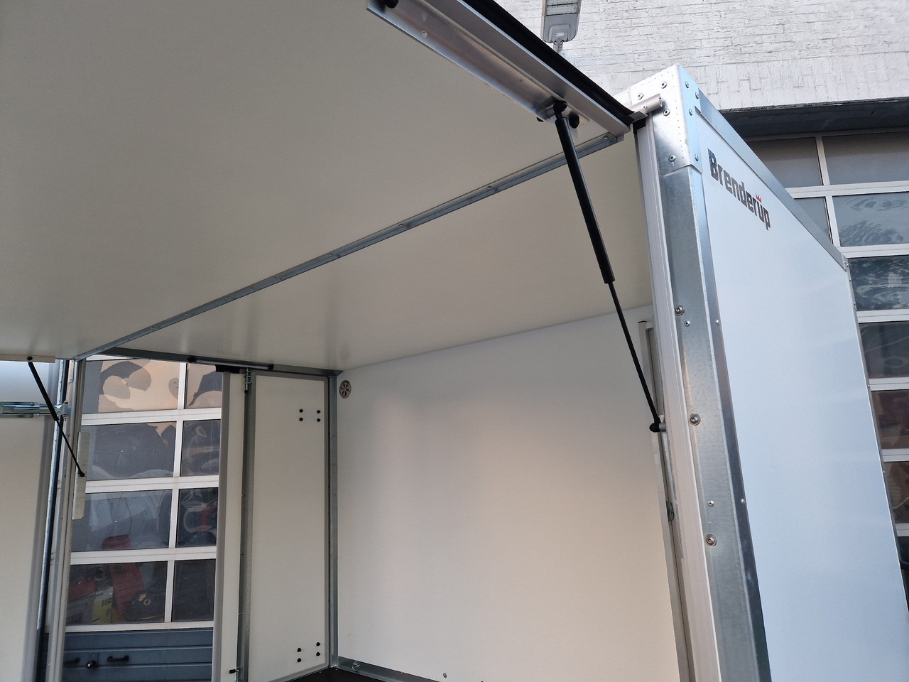 Brenderup Cargo Dynamic CD300 TB D ST SK 300x155x185cm Heck Seitentür Serviceklappe Wabe (M) 2000kg - Prekybinė priekaba: foto 2 Brenderup Cargo Dynamic CD300 TB D ST SK 300x155x185cm Heck Seitentür Serviceklappe Wabe (M) 2000kg - Prekybinė priekaba: foto 2