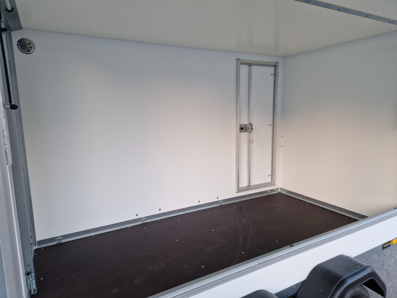 Brenderup Cargo Dynamic CD300 TB D ST SK 300x155x185cm Heck Seitentür Serviceklappe Wabe (M) 2000kg - Prekybinė priekaba: foto 5 Brenderup Cargo Dynamic CD300 TB D ST SK 300x155x185cm Heck Seitentür Serviceklappe Wabe (M) 2000kg - Prekybinė priekaba: foto 5