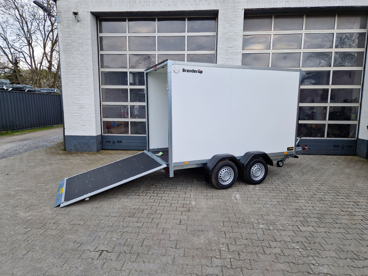 Brenderup Cargo Dynamic CD300 TB R 300x150x185cm Heckrampe Wabenwände (M) 2000kg - Furgonas priekaba: foto 1 Brenderup Cargo Dynamic CD300 TB R 300x150x185cm Heckrampe Wabenwände (M) 2000kg - Furgonas priekaba: foto 1