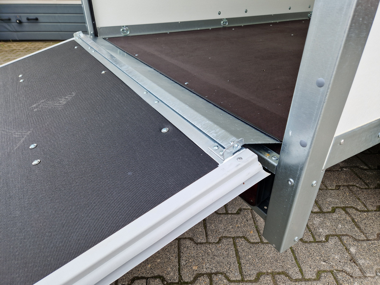 Brenderup Cargo Dynamic CD300 TB R 300x150x185cm Heckrampe Wabenwände (M) 2000kg - Furgonas priekaba: foto 5 Brenderup Cargo Dynamic CD300 TB R 300x150x185cm Heckrampe Wabenwände (M) 2000kg - Furgonas priekaba: foto 5