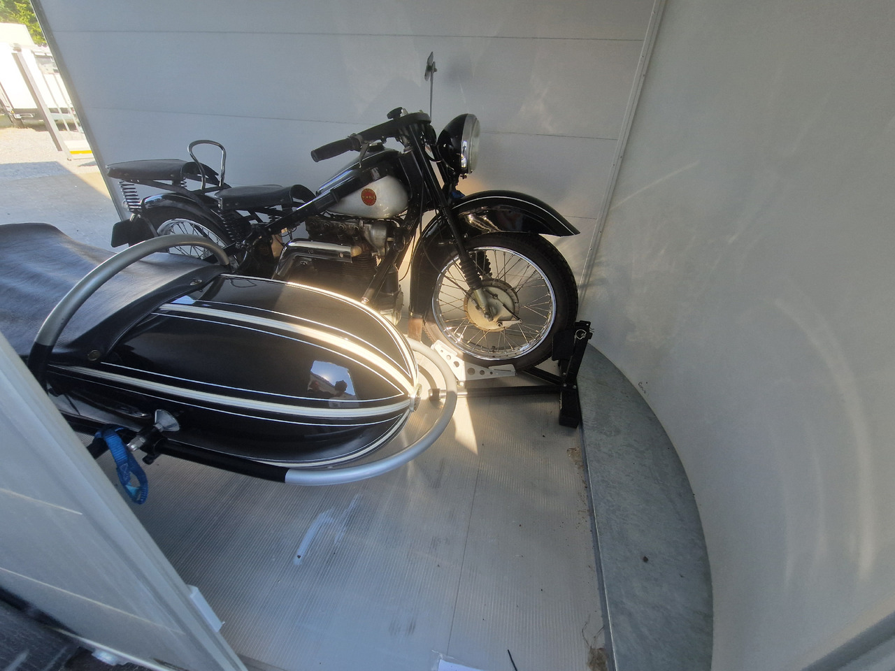 Furgonas priekaba Cargo Roadster 400 312x164x184cm Alu Poly black Seitentür Alufelgen Aluboden 1300kg Pullman 100km/H: foto 13 Furgonas priekaba Cargo Roadster 400 312x164x184cm Alu Poly black Seitentür Alufelgen Aluboden 1300kg Pullman 100km/H: foto 13