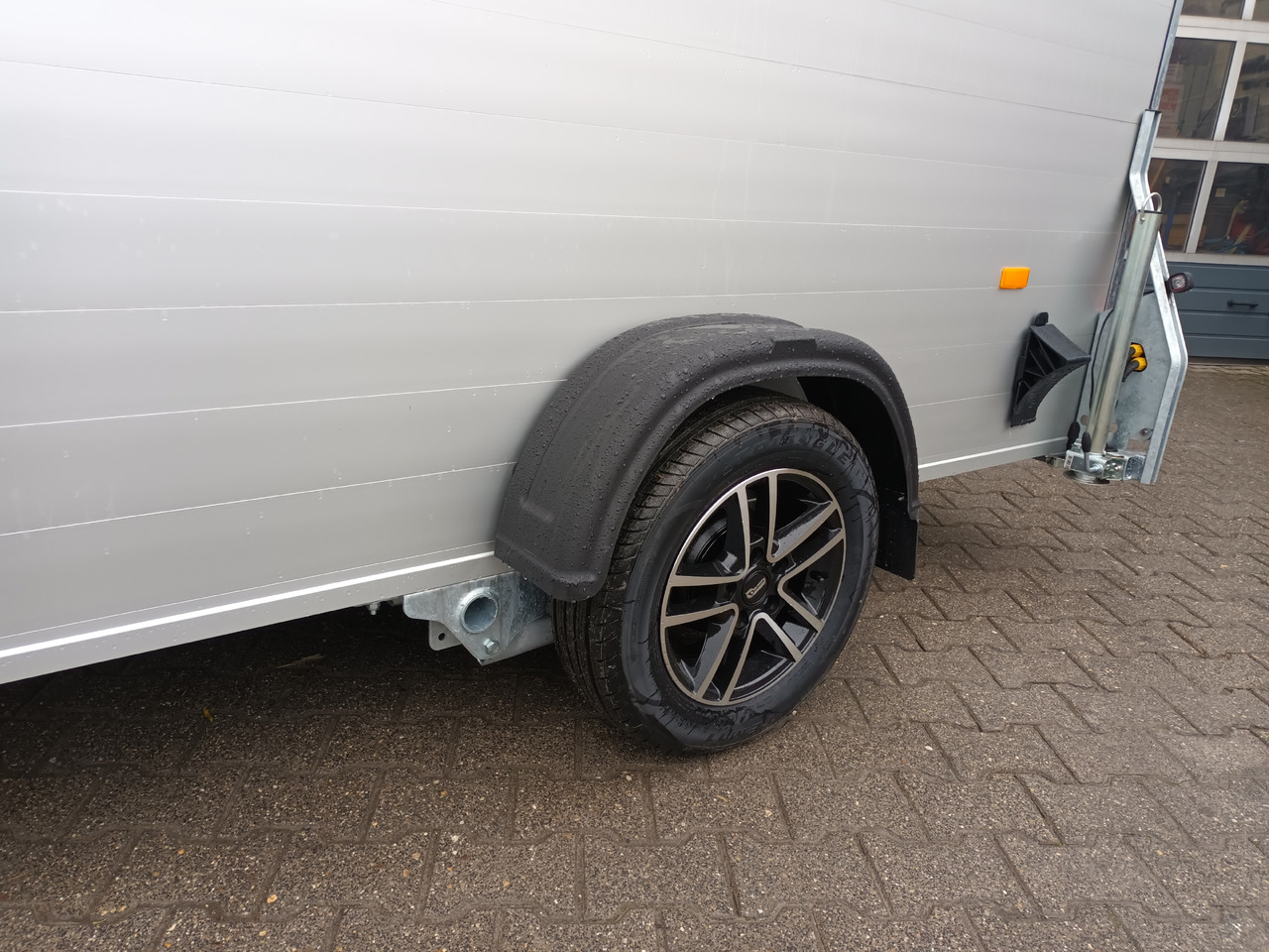 Furgonas priekaba Cargo Roadster 400 312x164x184cm Alu Poly black Seitentür Alufelgen Aluboden 1300kg Pullman 100km/H: foto 6 Furgonas priekaba Cargo Roadster 400 312x164x184cm Alu Poly black Seitentür Alufelgen Aluboden 1300kg Pullman 100km/H: foto 6