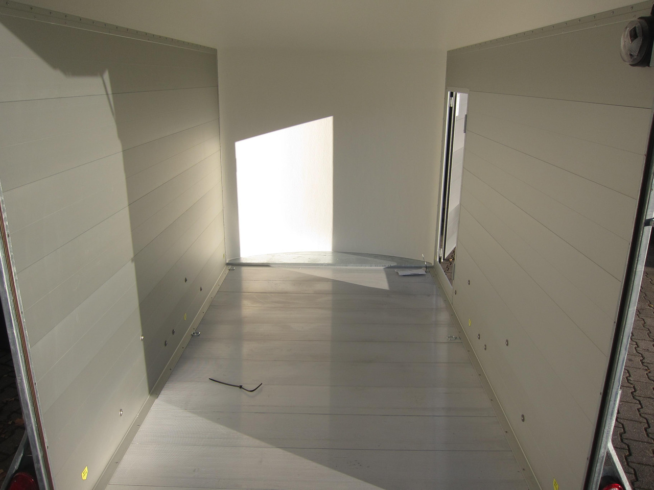 Cargo Roadster 500 312x167x199cm Alu Poly white Seitentür Pullman 100km/H 2000kg - Furgonas priekaba: foto 3 Cargo Roadster 500 312x167x199cm Alu Poly white Seitentür Pullman 100km/H 2000kg - Furgonas priekaba: foto 3