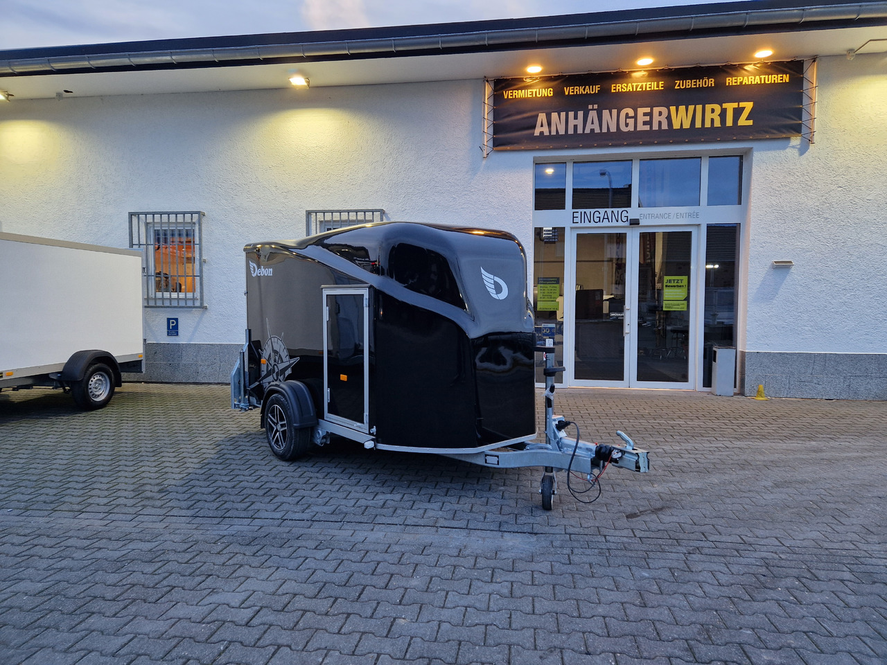 Debon Cargo 1300 300x152x168cm black Seitentür Alufelgen blackbeauty Pullman 1300kg 100km/H - Automobilinė priekaba: foto 1 Debon Cargo 1300 300x152x168cm black Seitentür Alufelgen blackbeauty Pullman 1300kg 100km/H - Automobilinė priekaba: foto 1