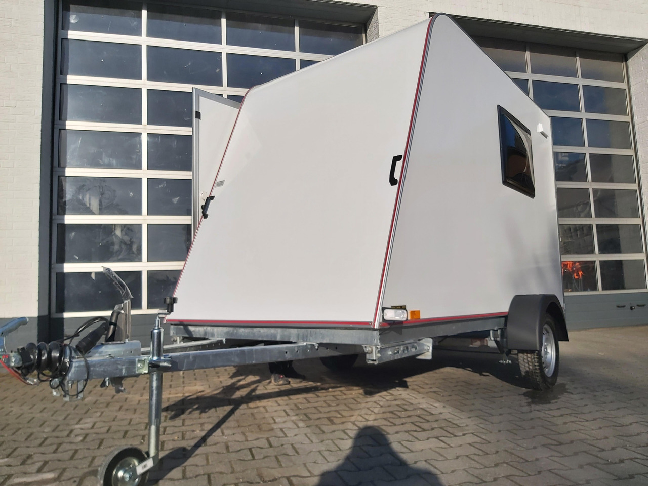 Prikabinamas namelis Kargo Camp TFS S Midi+ 320x150x180cm aero Seitentür Rampe Fenster+ 230V 12V 750kg Bremse 100km/H: foto 12