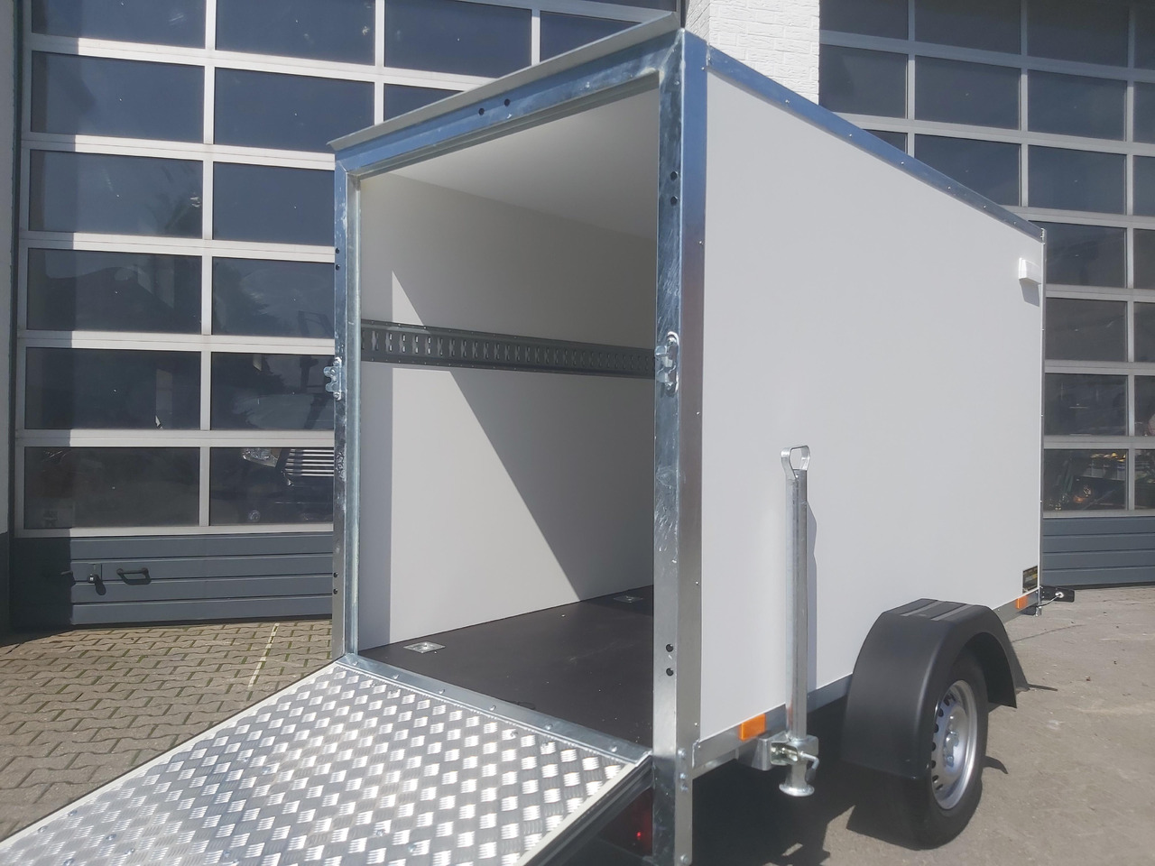 Kargo TFD 250.00 250x125x150cm Zurrsystem Heckrampe (S) 100km/H 750kg - Motociklo priekaba: foto 5 Kargo TFD 250.00 250x125x150cm Zurrsystem Heckrampe (S) 100km/H 750kg - Motociklo priekaba: foto 5