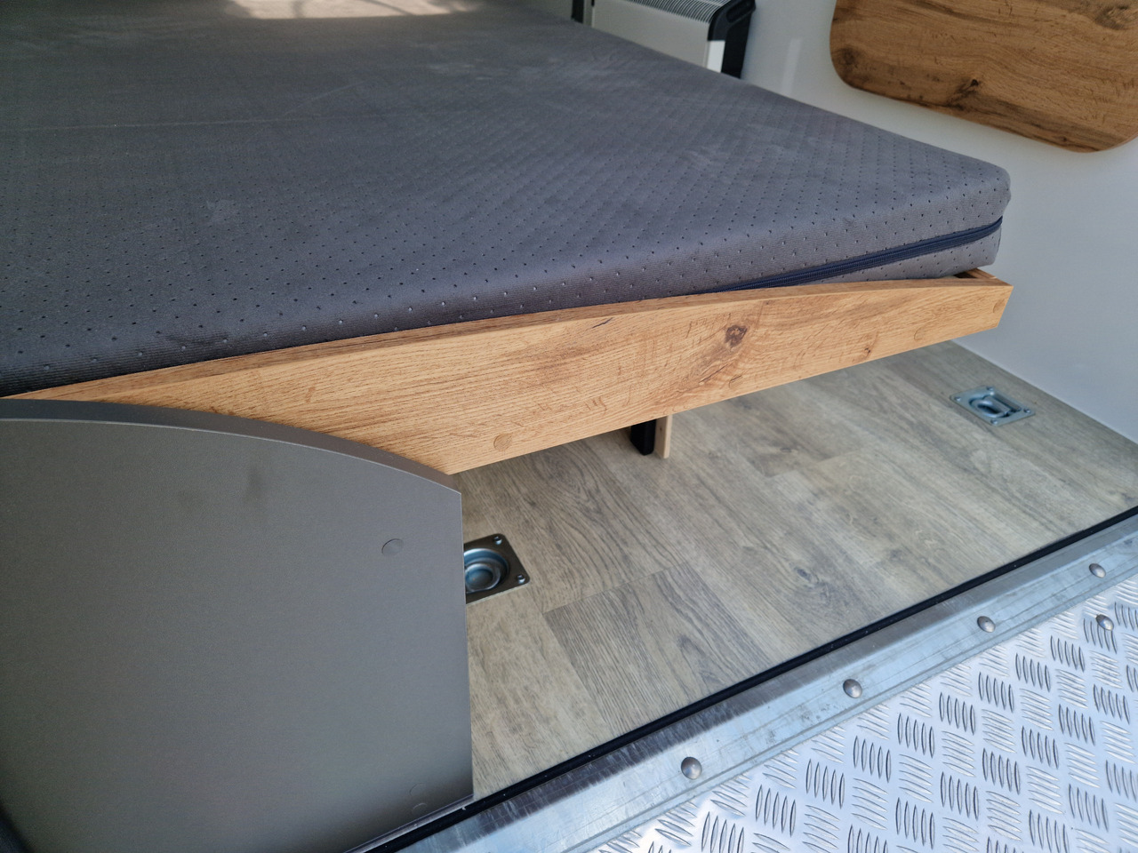 Koffer Camp TFS ST 320.01 320x150x180cm Premium Rampe Seitentür Fenster Bett 1300kg 100km/H - Prikabinamas namelis: foto 4 Koffer Camp TFS ST 320.01 320x150x180cm Premium Rampe Seitentür Fenster Bett 1300kg 100km/H - Prikabinamas namelis: foto 4