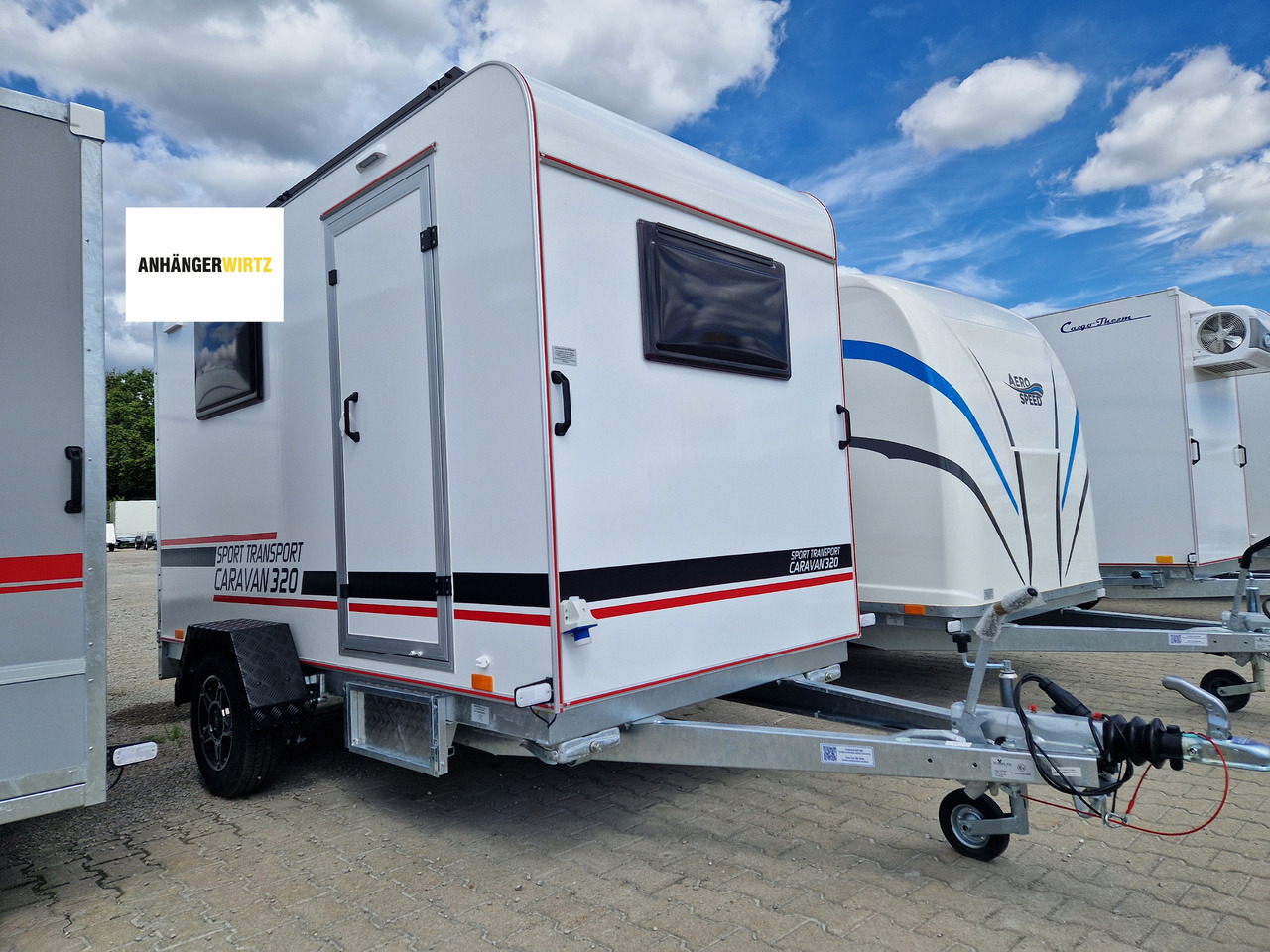 Koffer Camp TFS ST 320.01 320x150x180cm Premium Rampe Seitentür Fenster Bett 1300kg 100km/H - Prikabinamas namelis: foto 1 Koffer Camp TFS ST 320.01 320x150x180cm Premium Rampe Seitentür Fenster Bett 1300kg 100km/H - Prikabinamas namelis: foto 1