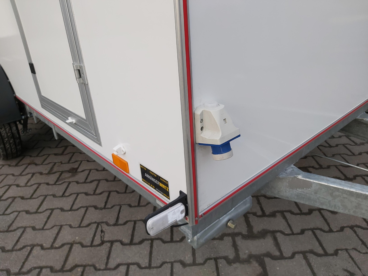 Koffer Sport Camp TFS 360.00 360x180x190cm aero Seitentür 2 Fenster+ DL IL 230V 1300kg 100km/H - Prikabinamas namelis: foto 5 Koffer Sport Camp TFS 360.00 360x180x190cm aero Seitentür 2 Fenster+ DL IL 230V 1300kg 100km/H - Prikabinamas namelis: foto 5