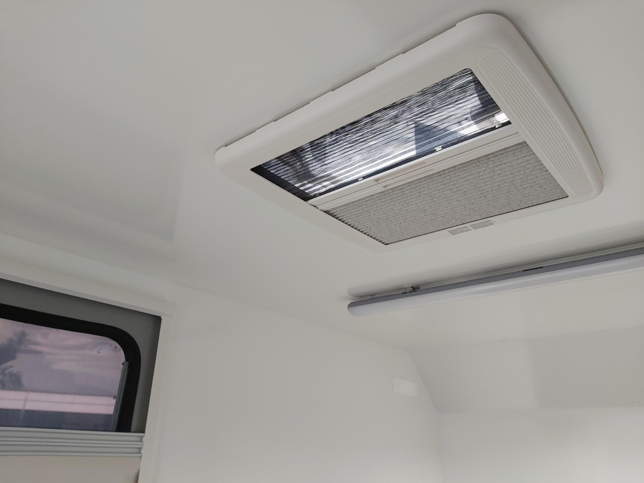 Prikabinamas namelis Koffer Sport Camp TFS 360.00 360x180x190cm aero Seitentür 2 Fenster+ DL IL 230V 1300kg 100km/H: foto 9