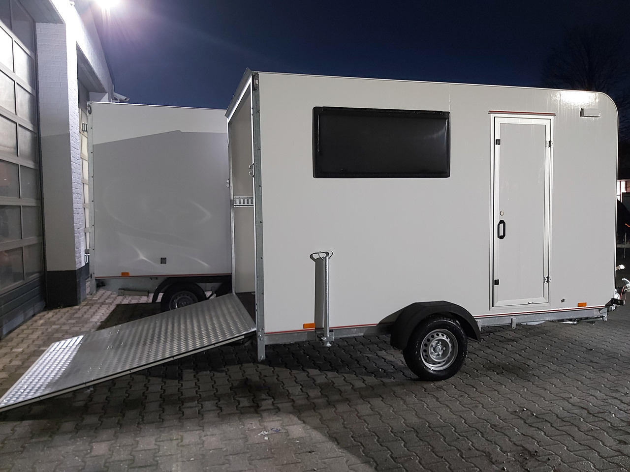 Furgonas priekaba Koffer Sport Camp TFS 360.01 1500 360x200x210cm Seitentür Heckrampe 2 Fenster IL 230V 100km/H 1500kg: foto 7