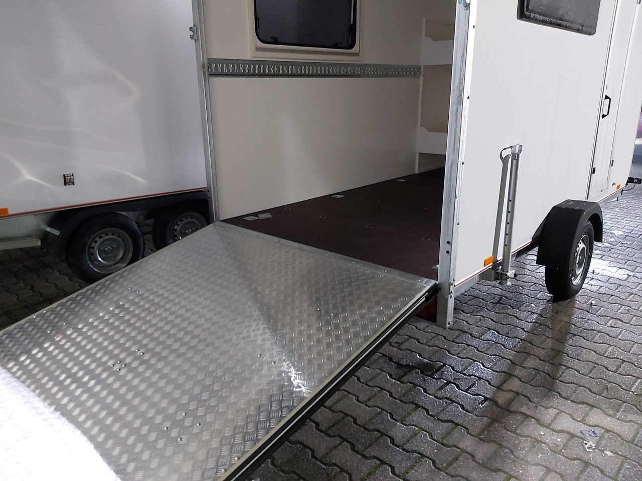 Furgonas priekaba Koffer Sport Camp TFS 360.01 1500 360x200x210cm Seitentür Heckrampe 2 Fenster IL 230V 100km/H 1500kg: foto 8