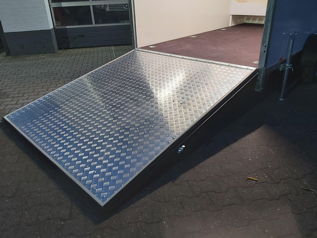 Koffer Sport Camp TFS 360.01 360x200x210cm aero Seitentür Heckrampe Fenster Bett (L) 100kmH 1300kg - Prikabinamas namelis: foto 4 Koffer Sport Camp TFS 360.01 360x200x210cm aero Seitentür Heckrampe Fenster Bett (L) 100kmH 1300kg - Prikabinamas namelis: foto 4