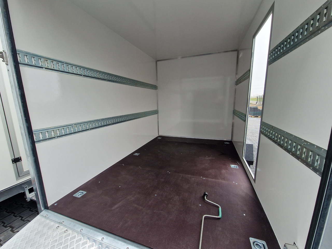 Koffer Sport Camp TFS 550.01 550x200x210cm Laderaum ST & Wohnabteil 2700kg - Prikabinamas namelis: foto 5 Koffer Sport Camp TFS 550.01 550x200x210cm Laderaum ST & Wohnabteil 2700kg - Prikabinamas namelis: foto 5