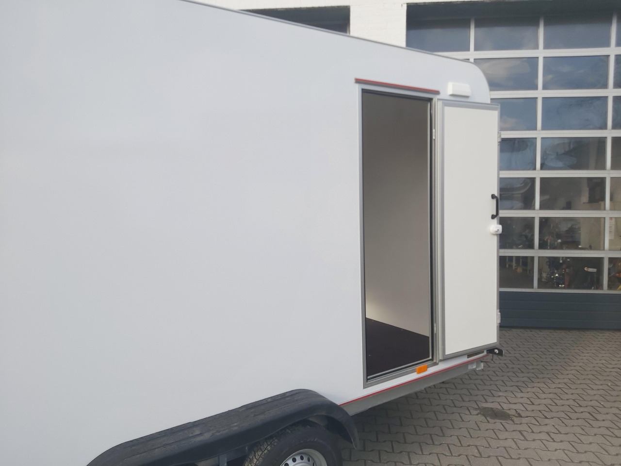 Koffer TFS 420T.01 2700 420x200x210cm aero Heckrampe Seitentür Licht (XL) 100km/H 2700kg Modell 2024 - Furgonas priekaba: foto 4 Koffer TFS 420T.01 2700 420x200x210cm aero Heckrampe Seitentür Licht (XL) 100km/H 2700kg Modell 2024 - Furgonas priekaba: foto 4