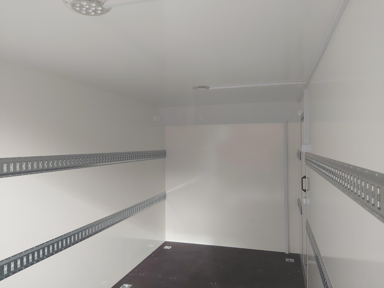 Koffer TFS 420T.01 2700 420x200x210cm aero Heckrampe Seitentür Licht (XL) 100km/H 2700kg Modell 2024 - Furgonas priekaba: foto 5 Koffer TFS 420T.01 2700 420x200x210cm aero Heckrampe Seitentür Licht (XL) 100km/H 2700kg Modell 2024 - Furgonas priekaba: foto 5