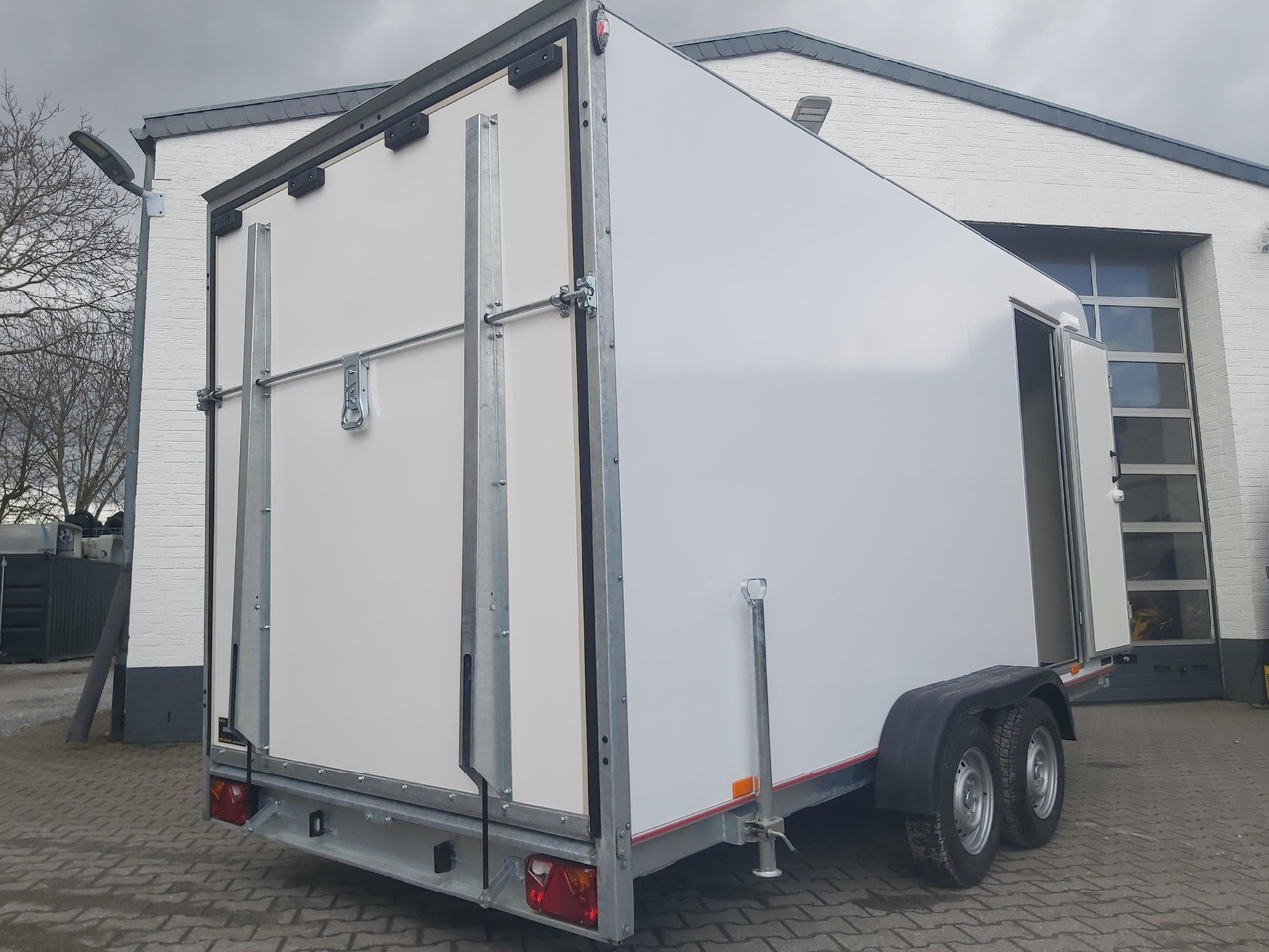 Koffer TFS 420T.01 2700 420x200x210cm aero Heckrampe Seitentür Licht (XL) 100km/H 2700kg Modell 2024 - Furgonas priekaba: foto 3 Koffer TFS 420T.01 2700 420x200x210cm aero Heckrampe Seitentür Licht (XL) 100km/H 2700kg Modell 2024 - Furgonas priekaba: foto 3
