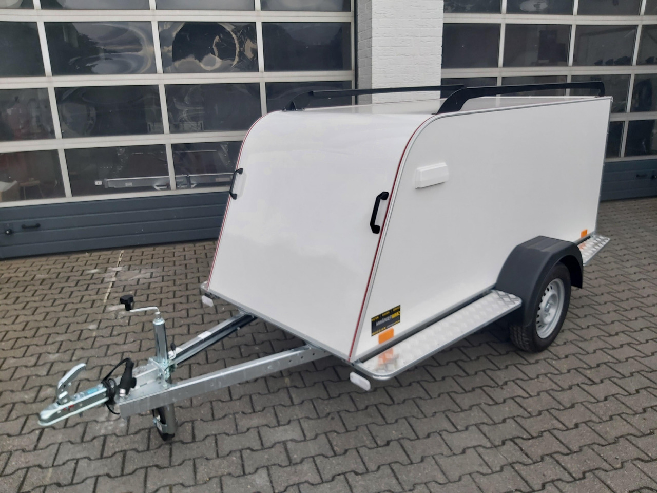 Kofferanhänger TF4 S Midi 250x110x90cm aerodynamisch Trittbretter Dachreling (S) 100km/H 750kg - Furgonas priekaba: foto 1 Kofferanhänger TF4 S Midi 250x110x90cm aerodynamisch Trittbretter Dachreling (S) 100km/H 750kg - Furgonas priekaba: foto 1