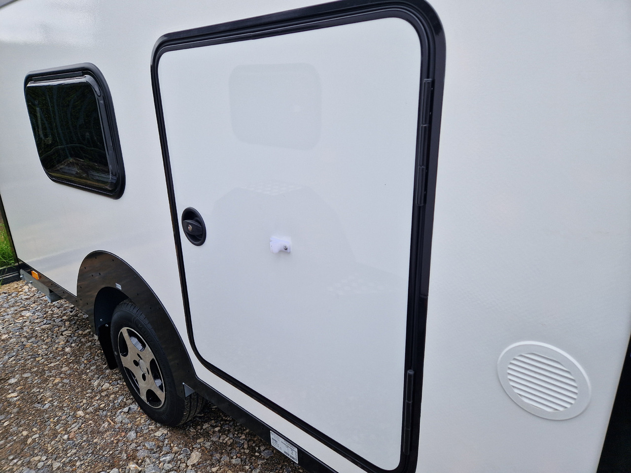Mini Caravan Cargo Base Camp M+ wild 290cm Alufelgen 2 Fenster 100km/H 800kg - Prikabinamas namelis: foto 2 Mini Caravan Cargo Base Camp M+ wild 290cm Alufelgen 2 Fenster 100km/H 800kg - Prikabinamas namelis: foto 2