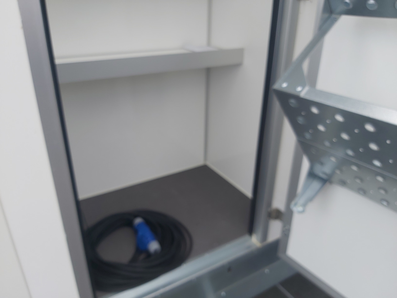 Prekybinė priekaba Mobiles Büro 410x220x220cm Tür + 3 Fenster + WC Raum + Stauraum + Klima (XL) 1500kg: foto 9