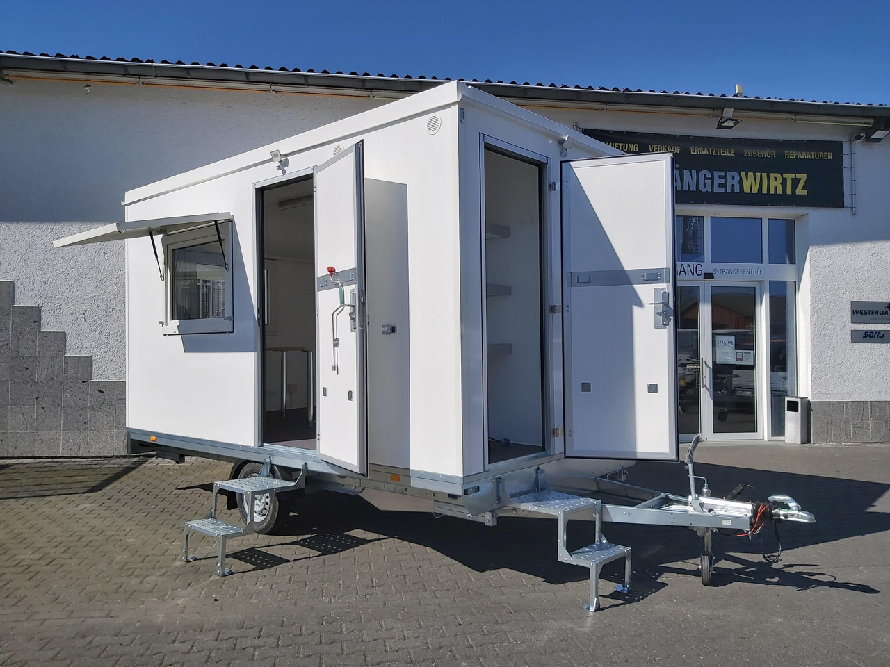 Mobiles Büro 410x220x220cm Tür + 3 Fenster + WC Raum + Stauraum (XL) 1200kg - Furgonas priekaba: foto 1 Mobiles Büro 410x220x220cm Tür + 3 Fenster + WC Raum + Stauraum (XL) 1200kg - Furgonas priekaba: foto 1