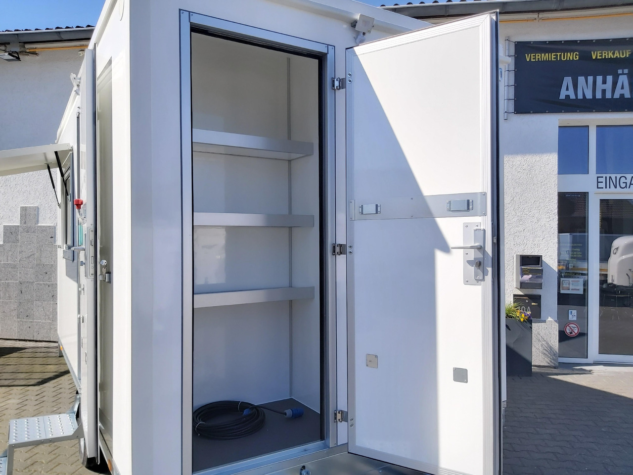 Mobiles Büro 410x220x220cm Tür + 3 Fenster + WC Raum + Stauraum (XL) 1200kg - Furgonas priekaba: foto 3 Mobiles Büro 410x220x220cm Tür + 3 Fenster + WC Raum + Stauraum (XL) 1200kg - Furgonas priekaba: foto 3
