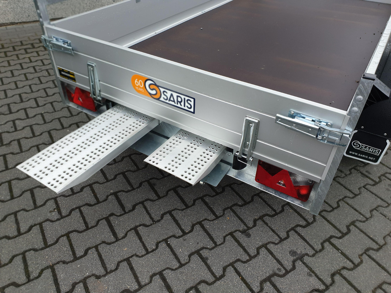 Saris Anhänger FW2000 McAlu Pro MP 305x155x45cm Auffahrrampen (M) 2000kg Winter Aktion - Platforminė/ Bortinė priekaba: foto 2 Saris Anhänger FW2000 McAlu Pro MP 305x155x45cm Auffahrrampen (M) 2000kg Winter Aktion - Platforminė/ Bortinė priekaba: foto 2