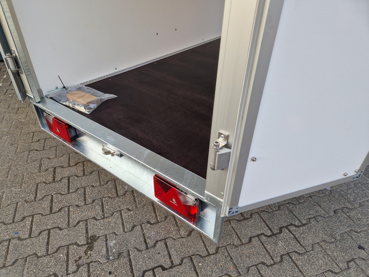 Saris Koffer GO 256 134 1350 1 GFK grau (S) 1350kg Modell 2024 - Furgonas priekaba: foto 3 Saris Koffer GO 256 134 1350 1 GFK grau (S) 1350kg Modell 2024 - Furgonas priekaba: foto 3