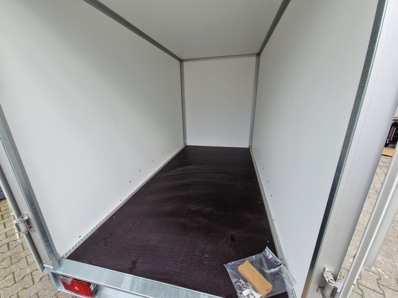 Furgonas priekaba Saris Koffer GO 306 154 180 2000 2 306x154x180cm GFK grau (M) 2000kg Modell 2023: foto 18
