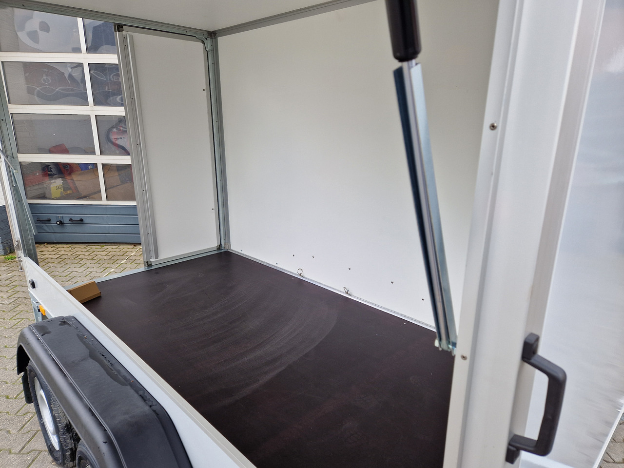 Saris Koffer GO 306 154 180 2000 2 306x154x180cm GFK grau Seitenklappe (M) 2000kg Modell 2024 - Furgonas priekaba: foto 5 Saris Koffer GO 306 154 180 2000 2 306x154x180cm GFK grau Seitenklappe (M) 2000kg Modell 2024 - Furgonas priekaba: foto 5