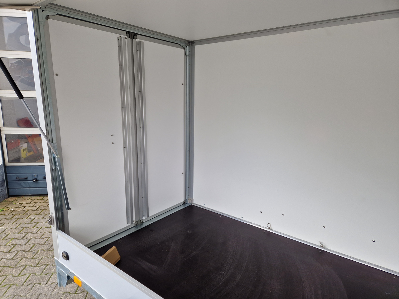 Saris Koffer GO 306 154 180 2000 2 306x154x180cm GFK grau Seitenklappe (M) 2000kg Modell 2024 - Furgonas priekaba: foto 3 Saris Koffer GO 306 154 180 2000 2 306x154x180cm GFK grau Seitenklappe (M) 2000kg Modell 2024 - Furgonas priekaba: foto 3