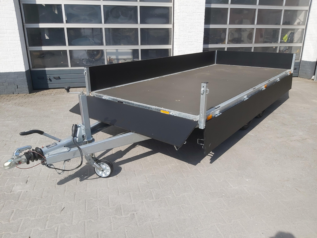 Saris PL406 184 2700 2 406x184x35cm black Edition LED Beleuchtung 13" (XL) 2700kg - Platforminė/ Bortinė priekaba: foto 3 Saris PL406 184 2700 2 406x184x35cm black Edition LED Beleuchtung 13" (XL) 2700kg - Platforminė/ Bortinė priekaba: foto 3