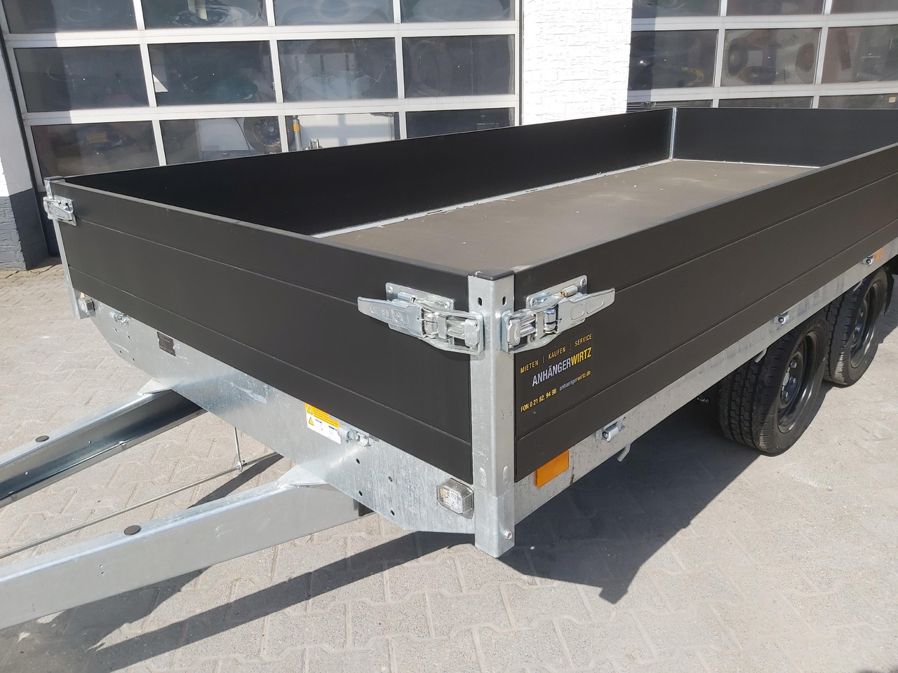 Saris PL406 184 2700 2 406x184x35cm black Edition LED Beleuchtung 13" (XL) 2700kg - Platforminė/ Bortinė priekaba: foto 2 Saris PL406 184 2700 2 406x184x35cm black Edition LED Beleuchtung 13" (XL) 2700kg - Platforminė/ Bortinė priekaba: foto 2